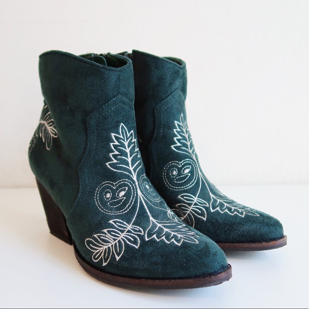EUC Coconuts Matisse Axis Embroidered Booties